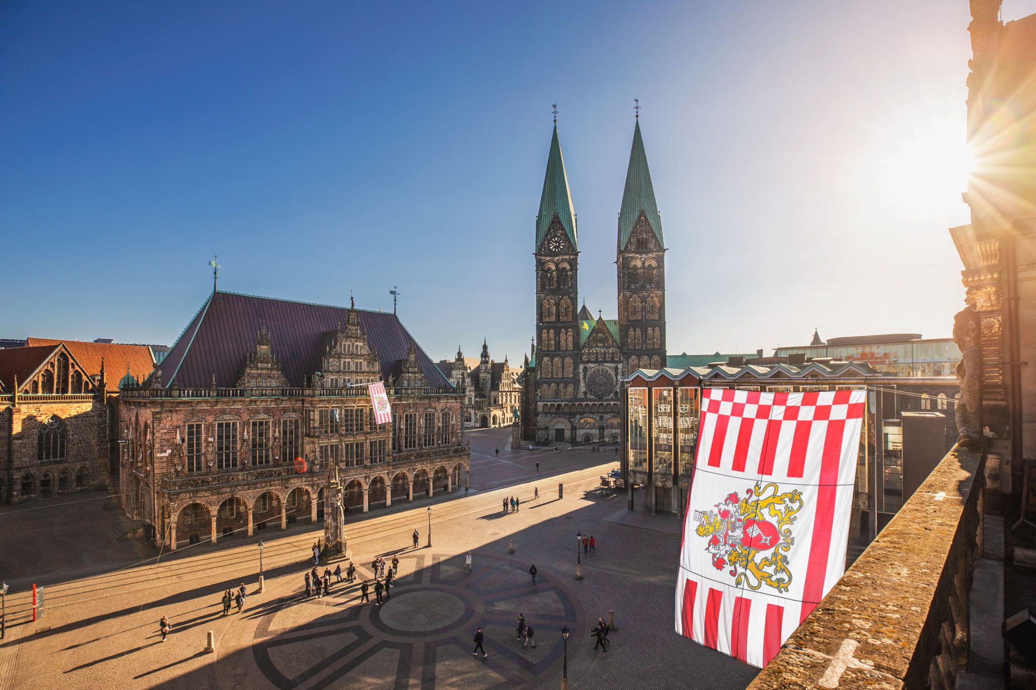 Der Bremer Marktplatz mit der Bremer Flagge im Vordergrund.