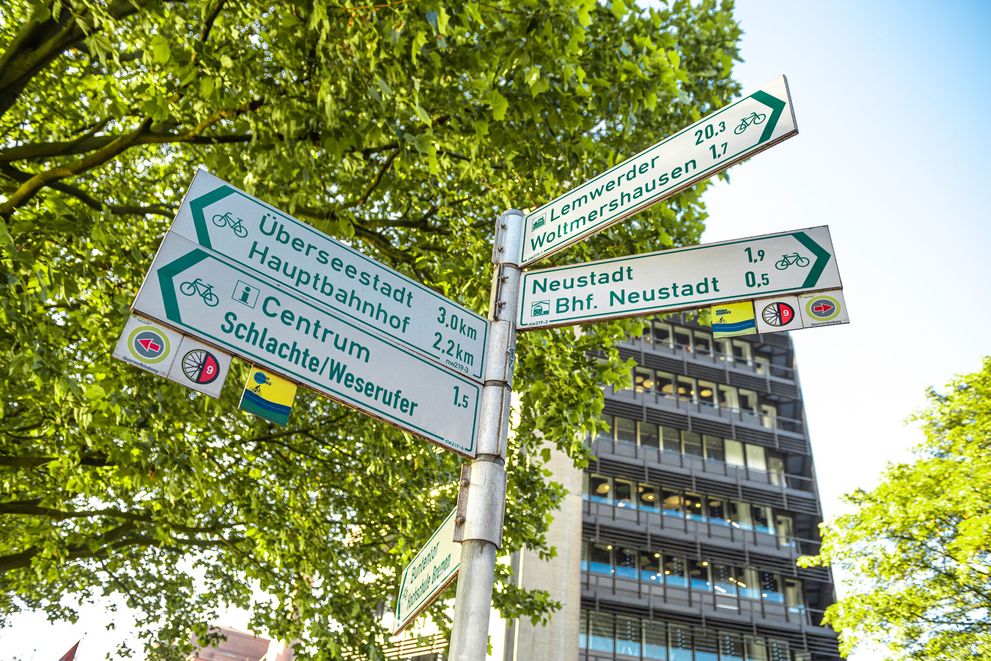Ein Rad-Wegweiser, der auf die Distanz zu verschiedenen Bremer Orten verweist.